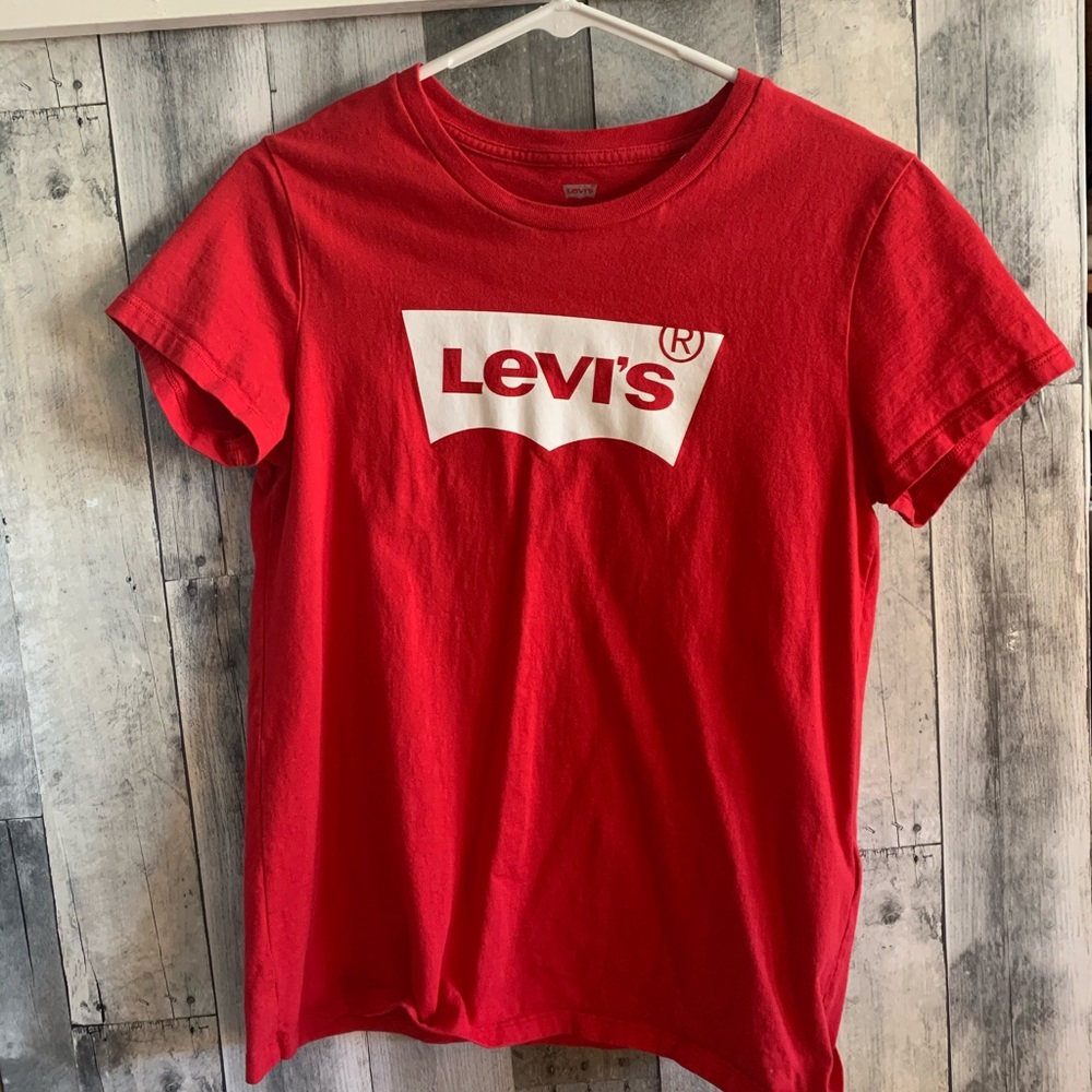 Size M Levi’s tee!